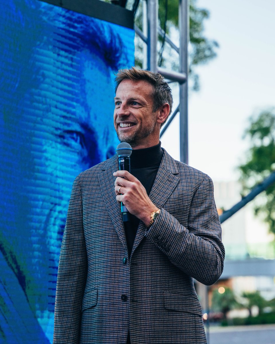 A pleasure having you with us at our Fan Zone this week @JensonButton 🤩