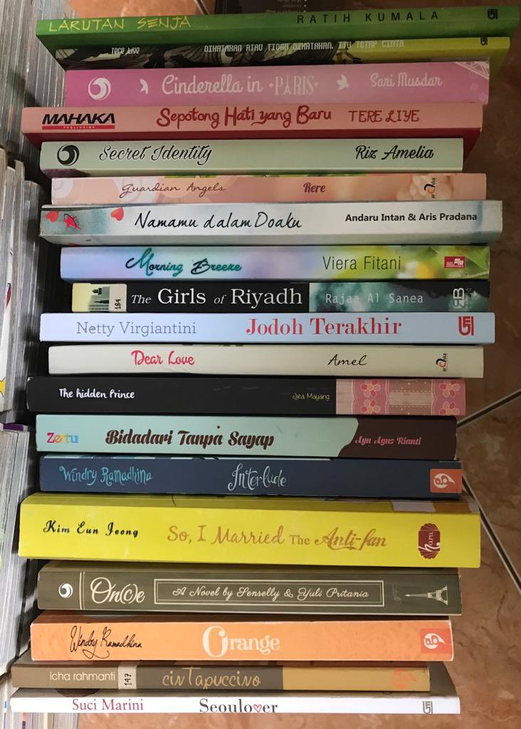 widelta's tweet photo. Ini untuk novelnya. Padahal di jakarta masih buanyaaak novel punyaku tapi belum keangkut huhuhu 😭 https://t.co/y9I1LuWl7K