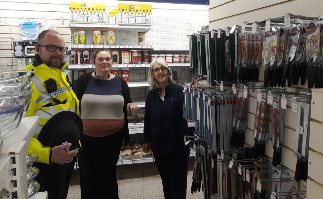 nottspolice's tweet photo. Officers in Newark have taken to the high street to remind stores of the role they can play in combating knife crime.
Different shops across the area have received a visit from neighbourhood officers as part of Operation Sceptre.
https://t.co/QOK1YShpWP
#NottsAgainstKnives https://t.co/q8XyqJPTj5