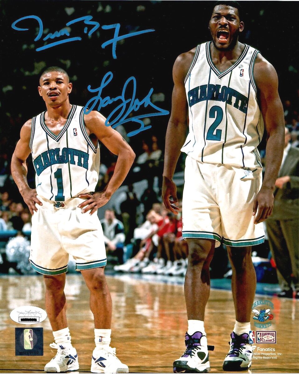 Clutch23Product's tweet photo. 🚨𝐂𝐎𝐍𝐂𝐎𝐔𝐑𝐒🚨

Gagne cette fabuleuse photo officielle et certifiée au format A4 du légendaire duo des Charlotte Hornets :
TYRONE "MUGGSY" BOGUES &
LARRY "GANDMAMA" JOHNSON 🔥🔥
Photo signée par eux 2 et en turquoise pour marquer le coup♥️
TAS dans 3 semaines🙏🏻

✅Pour participer : 

RT le tweet 
Me Follow 
Liker le tweet