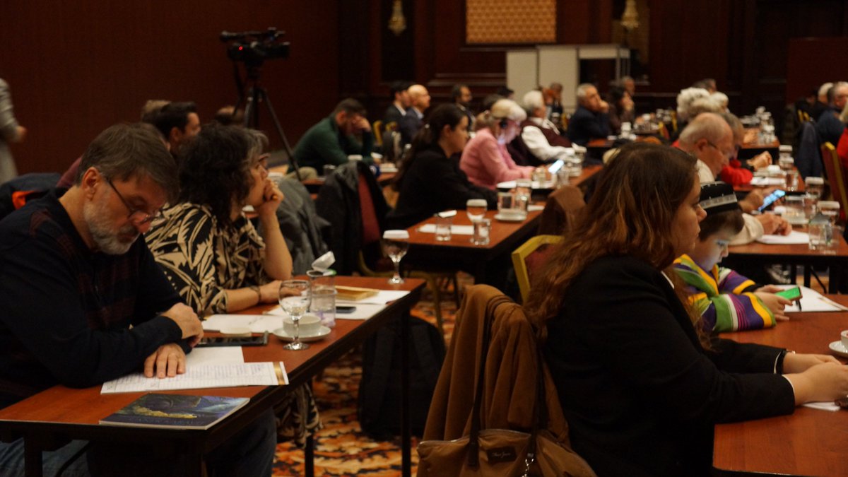 6. oturumumuz, Azerbaycan Sosyal Tahkikatlar Merkezi Uzmanı Aziz Alibeyli'nin "Yeni Dünya Düzeninde Türkiye-Azerbaycan İlişkileri: Yeni Türk Yüzyılının Stratejik Hedefleri" adlı sunumunun ardından konukların soru ve katkıyla devam ediyor.