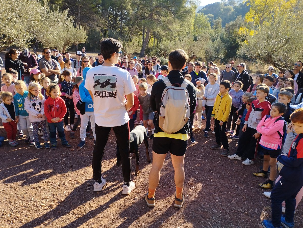 agustinosvlc1's tweet photo. Comenzamos la ruta de #SenderismoEnFamilia con pruebas para los alumnos de EP durante el camino. 
Antes de empezar, @MarcAlarcon7 y @Gonzalo_4 nos cuentan la leyenda del dragón.
Por el camino recogeremos elementos de la naturaleza de diferentes colores para dejárselos al dragón. https://t.co/eAcmM3d9zL