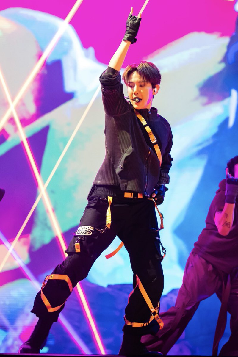 milkteus's tweet photo. baekhyun at the worlds 2023 opening ceremony today! ✨ https://t.co/4OCzOr8vkb