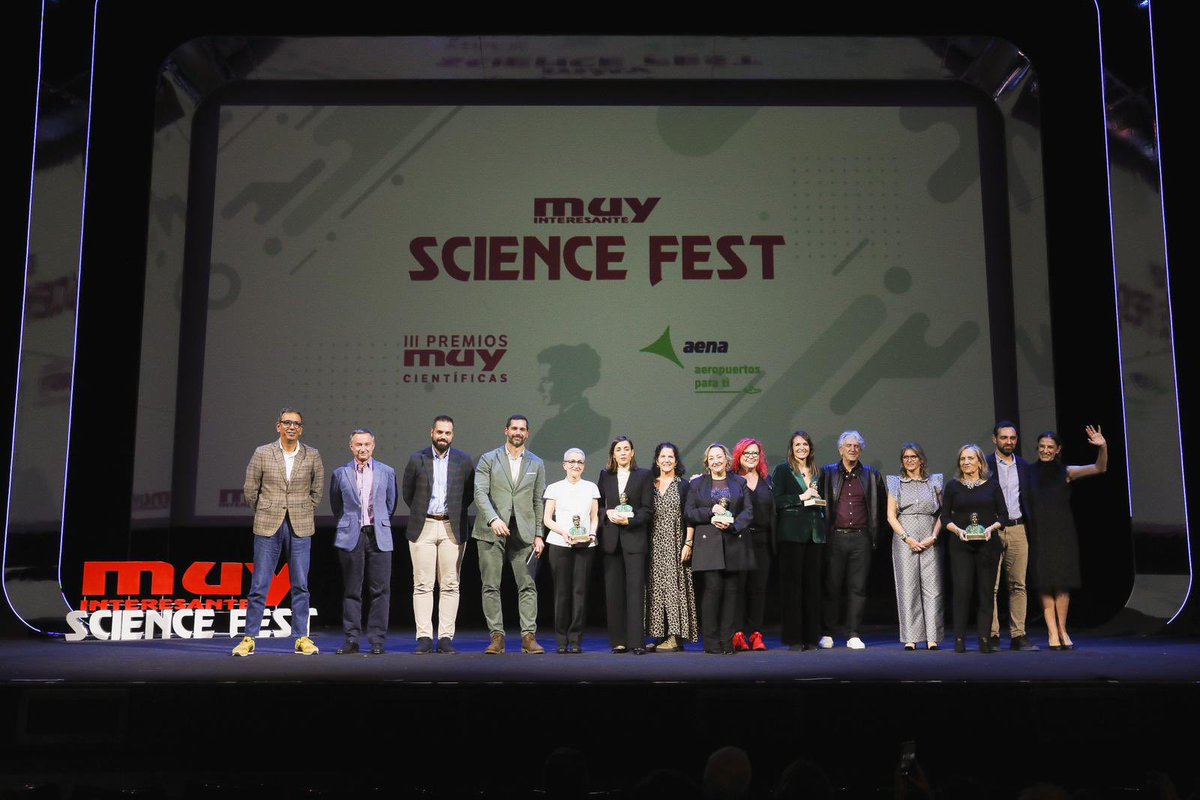 DianaLopBarr's tweet photo. Un placer recibir este premio Muy Científica de la revista @muyinteresante y asistir a las charlas divulgativas del #MuyScienceFest 🚀💻👑🤖🪰🍲 @GuilleOrtsGil @espresAa https://t.co/5kMoWXkPAw