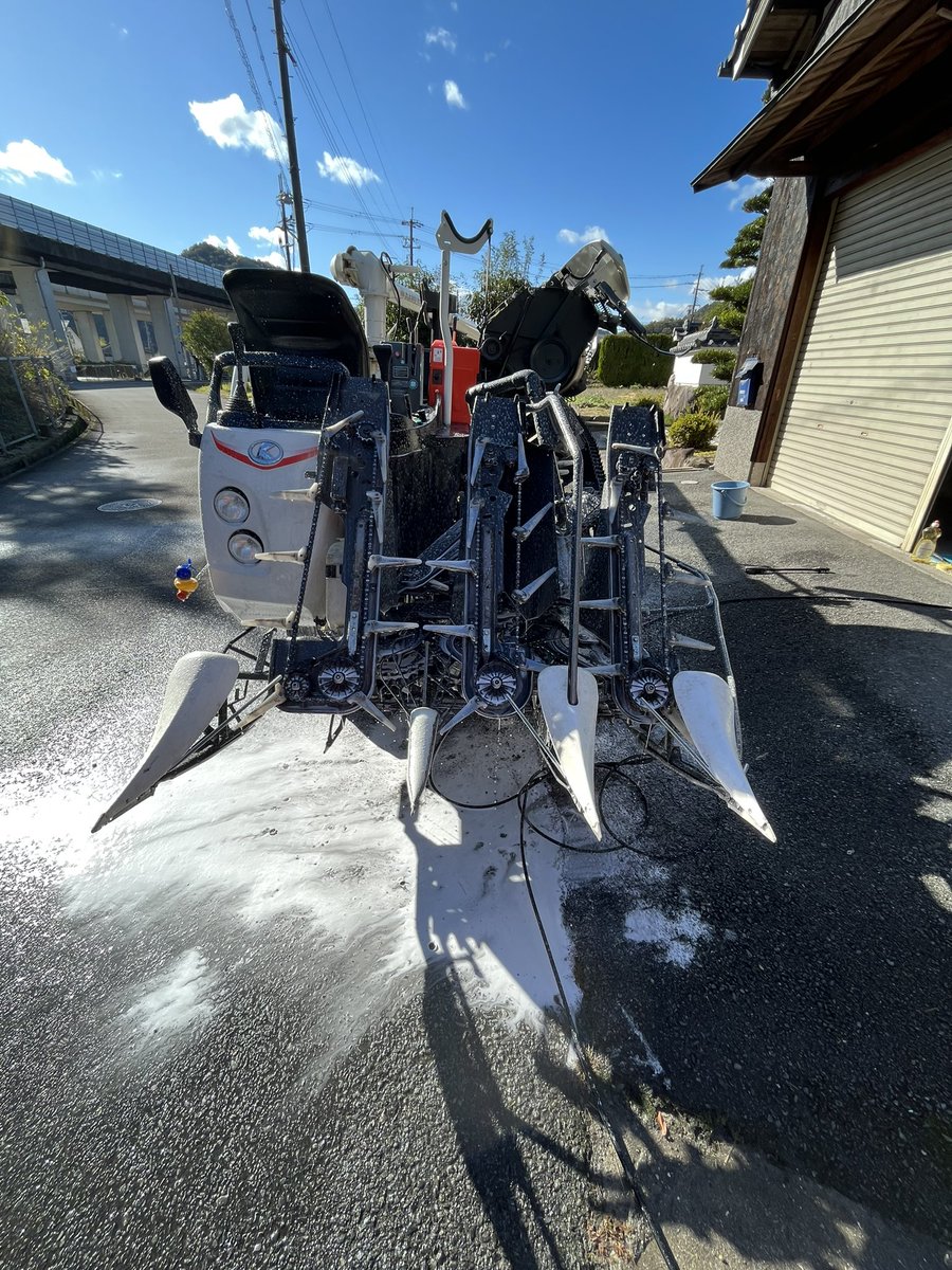 tyouninn_farm's tweet photo. 稲刈りが終わってだいぶん日にが経ちましたがやっと格納整備を始めました!!
 #クボタ  #コンバイン  #ER323 https://t.co/Kxb4W4Reuw