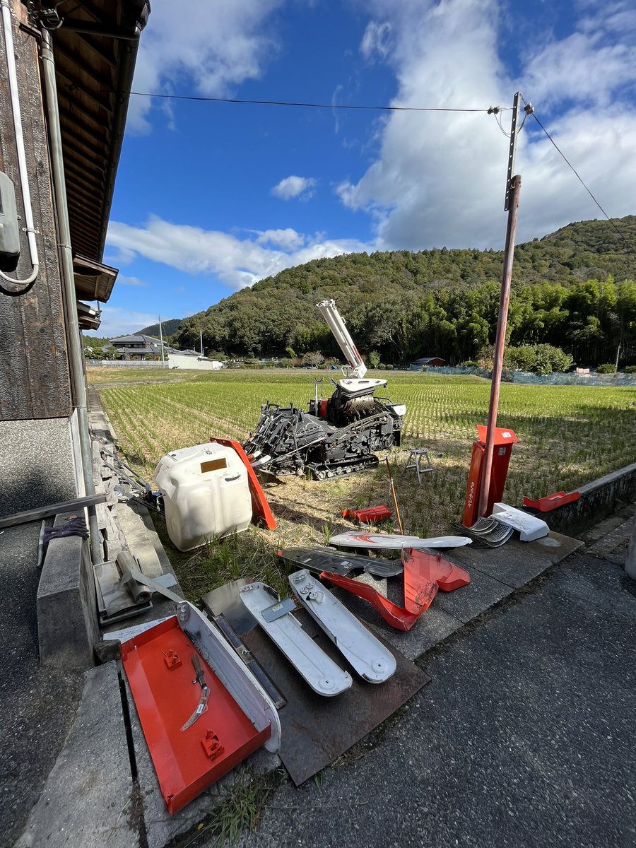 tyouninn_farm's tweet photo. 稲刈りが終わってだいぶん日にが経ちましたがやっと格納整備を始めました!!
 #クボタ  #コンバイン  #ER323 https://t.co/Kxb4W4Reuw