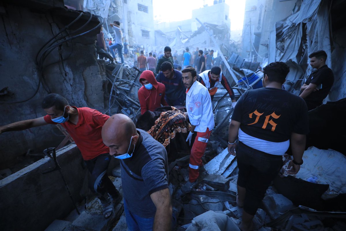 PalestineRCS's tweet photo. We remain dedicated to our mission🚑🤚
Despite the difficult circumstances we face in the #Gaza Strip, our medical teams tirelessly work around the clock to fulfill their humanitarian responsibilities to our people in Gaza Strip

📷 Feras Al-Ajrami
#GazaUnderAttack
#NotATarget ❌ https://t.co/7BaSoAOFYZ