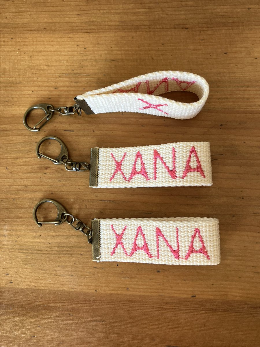 刺繍アート🎨
#XANA のロゴ
作成してみた😊

可愛く出来た
と思います🤔

アンティーク調の金具
文字の小さいバージョン
つくってみよう😌

#刺繍アート