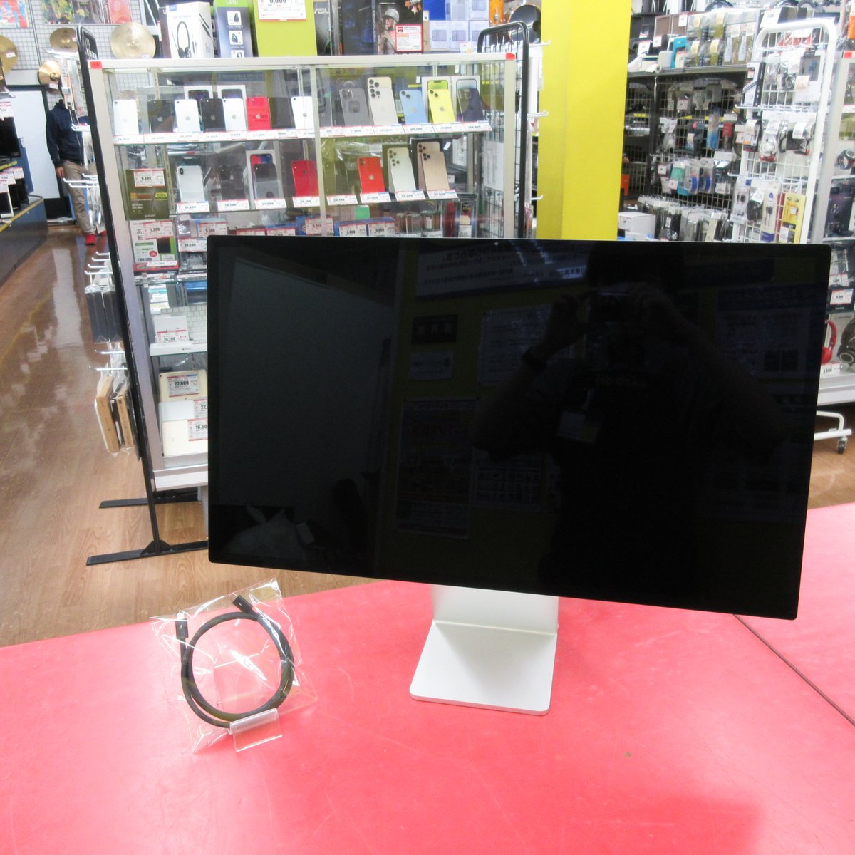 ho21043's tweet image. 本日買い取りさせて頂きましたAPPLEのSTUDIODISPLAYです！27インチでTHUNDERVOLT端子一本で接続でき、5120×2880ピクセルの高解像度で6スピーカーのサウンドシステムを搭載しています。お売り頂きありがとうございました！
#ハードオフ #APPLE #STUDIODISPLAY #5K