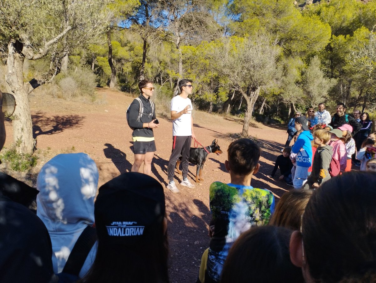 agustinosvlc1's tweet photo. Comenzamos la ruta de #SenderismoEnFamilia con pruebas para los alumnos de EP durante el camino. 
Antes de empezar, @MarcAlarcon7 y @Gonzalo_4 nos cuentan la leyenda del dragón.
Por el camino recogeremos elementos de la naturaleza de diferentes colores para dejárselos al dragón. https://t.co/eAcmM3d9zL