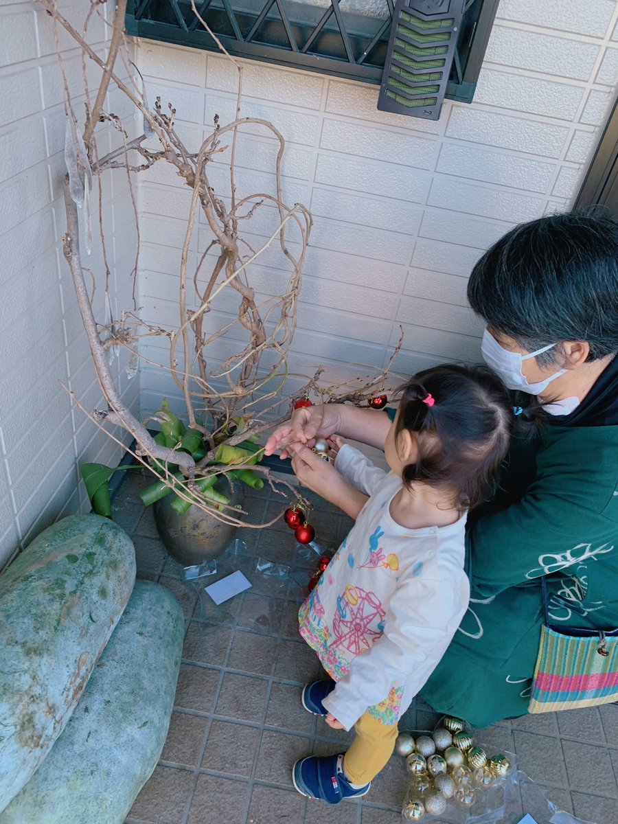 hasebe39's tweet photo. 娘、初めての生花。
ばあば(私の母)の作品にクリスマスのオーナメント飾りをしました🎄
ちゃんとここに飾る！って1個1個指示をしていた娘🤭✨
娘の自由に飾らせてくれた母にも感謝👵🏻💕 https://t.co/DYhydwOlDh