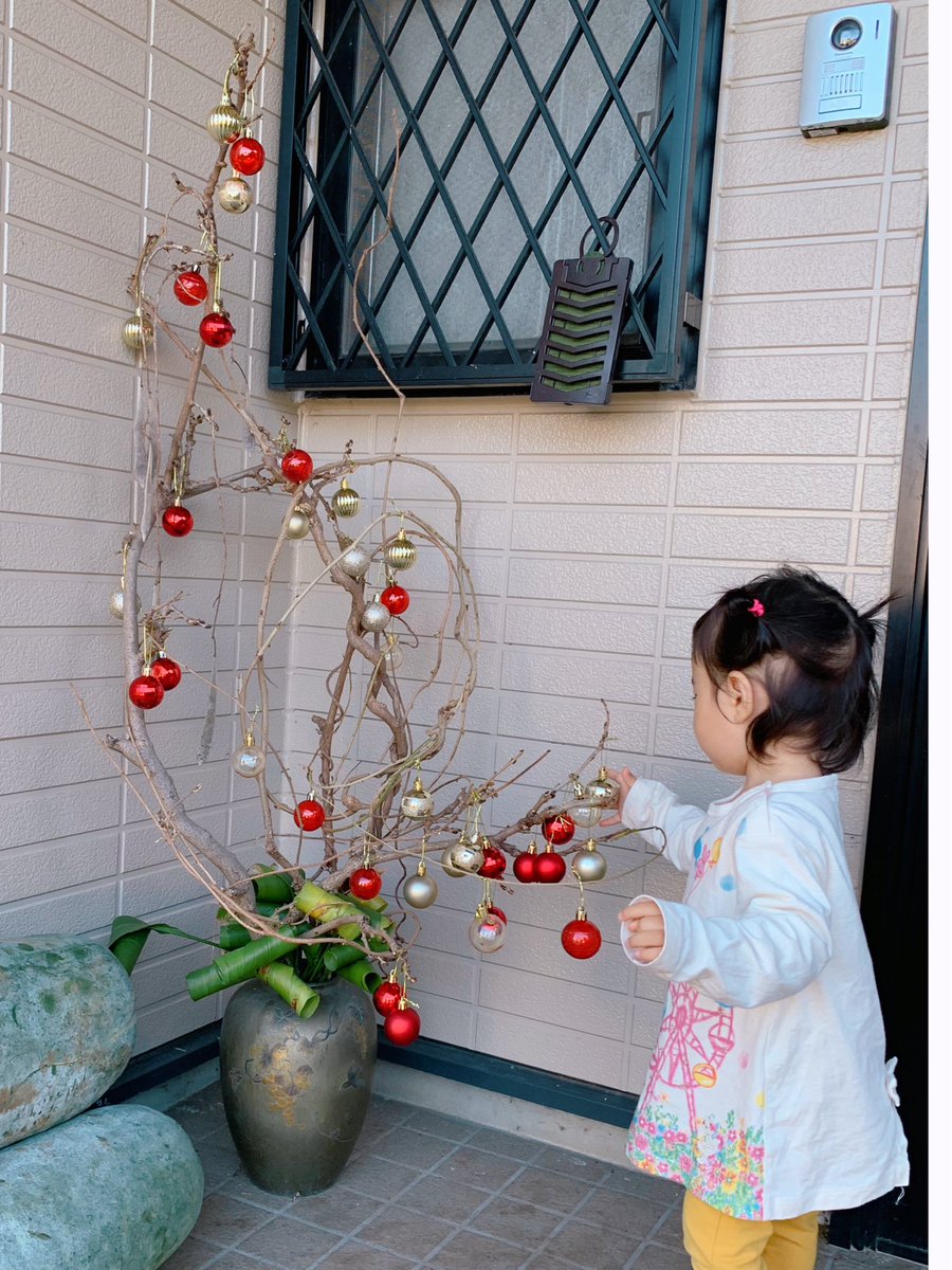 hasebe39's tweet photo. 娘、初めての生花。
ばあば(私の母)の作品にクリスマスのオーナメント飾りをしました🎄
ちゃんとここに飾る！って1個1個指示をしていた娘🤭✨
娘の自由に飾らせてくれた母にも感謝👵🏻💕 https://t.co/DYhydwOlDh