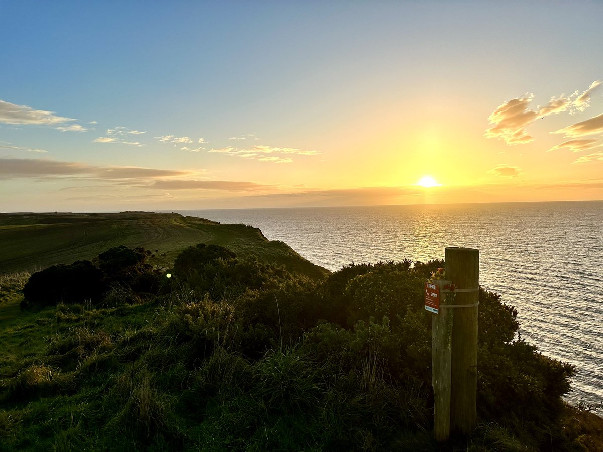 Progradar's tweet photo. Gorgeous early Sunday morning run with Justine around a suitably muddy Sewerby Cross Country try route, along with the obligatory Beacon Hill selfie ๐๐โโ๏ธ ๐
@RunComPod #yourweekendruns #scenicrun https://t.co/tO2F4xpOUu