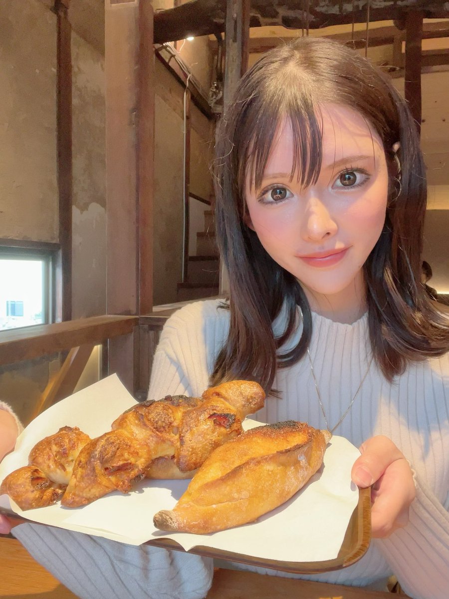 camp_maruko's tweet photo. そういえばこの前パン屋さ���行ったとき写真撮ってもらった🍞🥐

自撮りしなくなったから、撮ってもらえるのありがたい😽♥️

髪が短くなった！
みんなから短い方がいいって言われる笑 https://t.co/uHrg570qO0