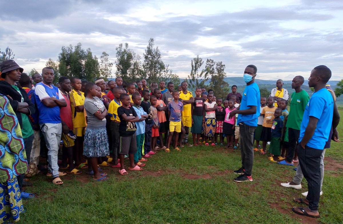 RugMatunguru's tweet photo. Nonaha #MatunguruCell,Kubufatanye n'Urubyiruko ruri ku #Rugerero,Inkomezabigwi 11 turi Kuganira na @Club,yo Kurengera ibidukikike.Ubutumwa butangwa:
✔️Kubungabunga ibidukikike.
✔️Kwirinda ibiyobyabwenge
✔️Indangagaciro zirimo kubaha no Kubahana,kwihesha agaciro no gukunda umurimo https://t.co/zT5XP0TqJh