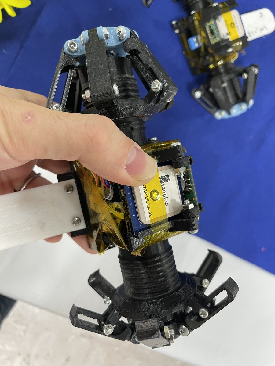 pscmps's tweet photo. 擬似惑星探査ロボのコンテストのロボットのタイヤの展開機構が面白い！
軸の上に被さったパイプにネジが切ってあって最初にそこをナットが動くことでタイヤを展開する！
展開後は空回りするしくみ #NT名古屋 https://t.co/toSUN63zH0