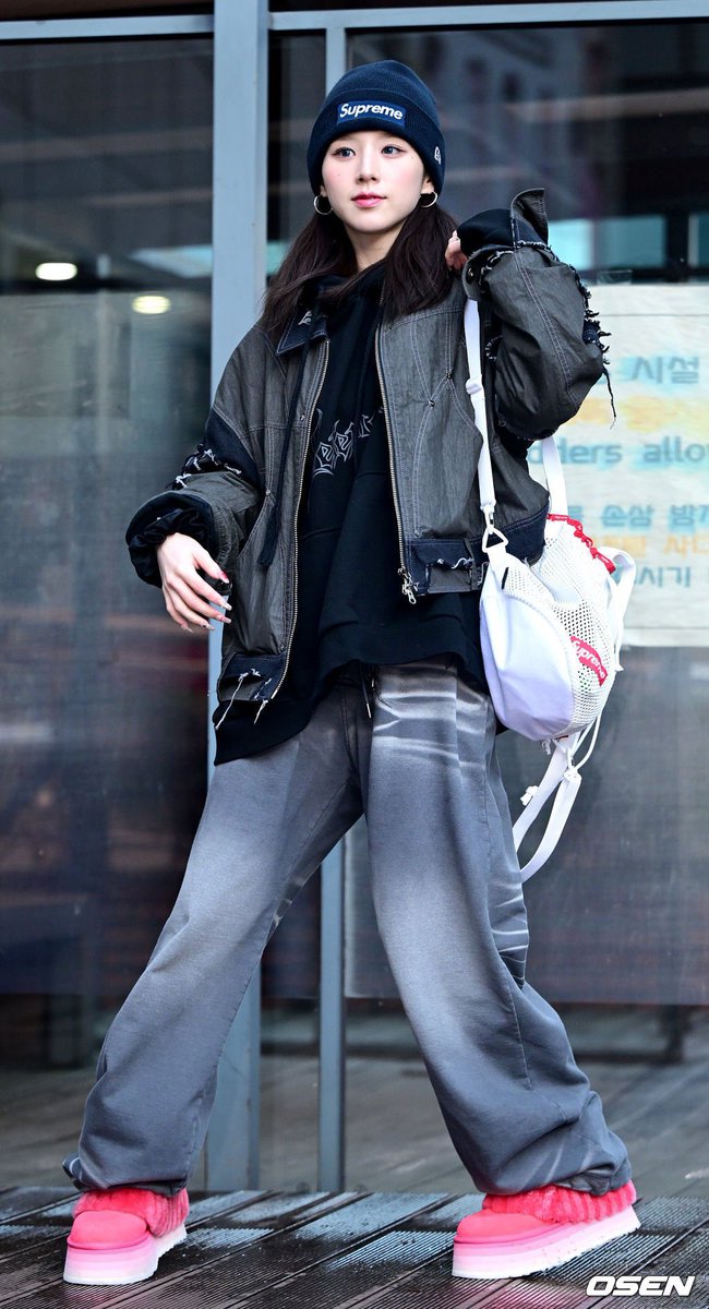 OFCLUMINARY's tweet image. ᅠ
[🔭] 𝐂𝐚𝐩𝐭𝐮𝐫𝐞 𝐓𝐡𝐞 𝐌𝐨𝐦𝐞𝐧𝐭:
231104 一 LUMINARY’s Activities.

LUMINARY's Lentera is spotted today at Olympic Hall, South Korea to support @BagasMusic Korean Debut Showcase entitled 19 to 20.

#LUMINARY #Lentera   #FromNineteentoTwenty
ᅠ