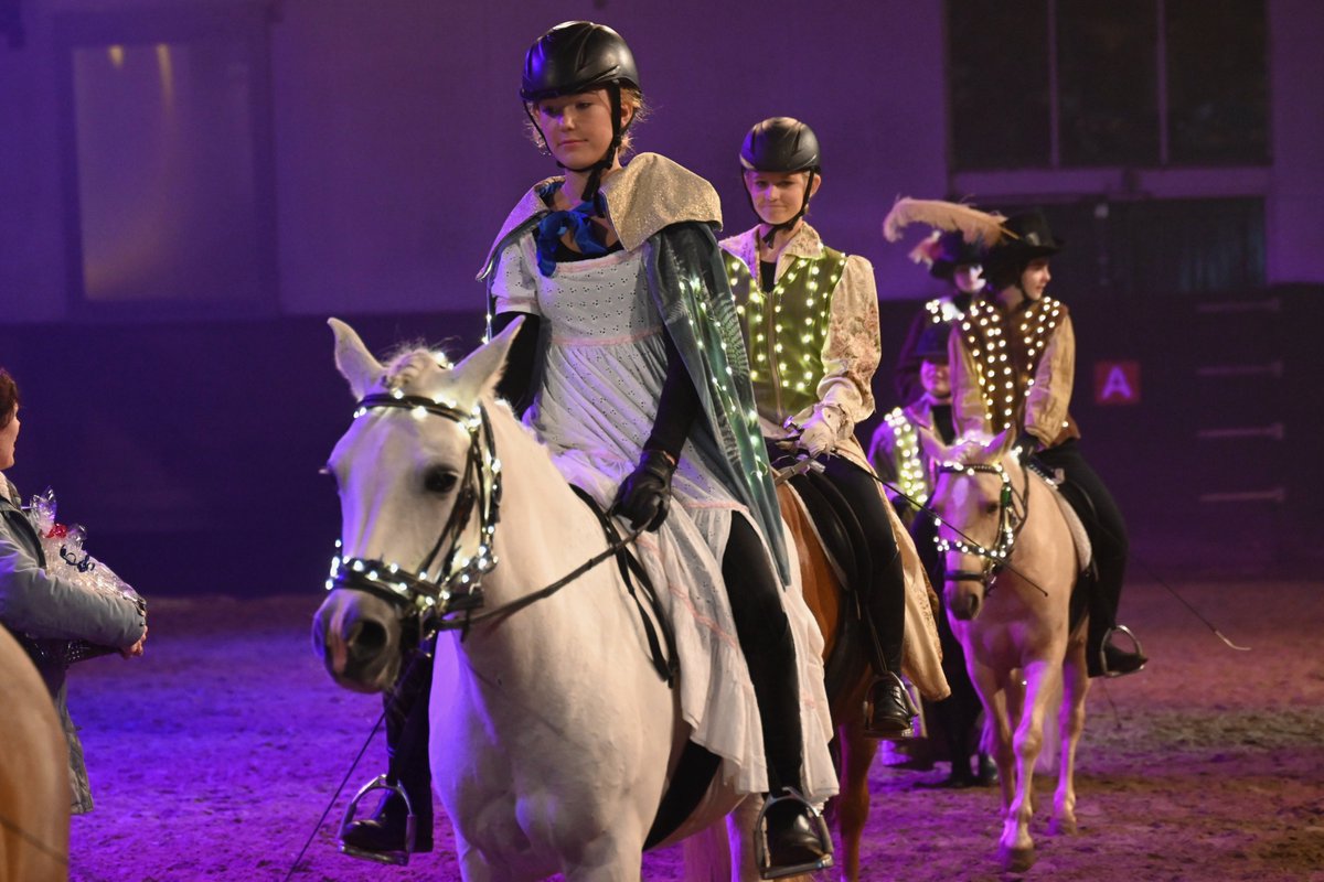RM1837's tweet photo. Wat hebben ons Equitatus jeugdbestuuur en de jeugdcommissie (met wat hulp van de instructeurs en heeeeeeel veeeeel vrijwilligers 😉) weren fantastische show van het jeugdcarrousel gemaakt gisteren! Het was TOP! 🤩
#jeugdcarrousel #equitatus https://t.co/TTbZ41Sft7