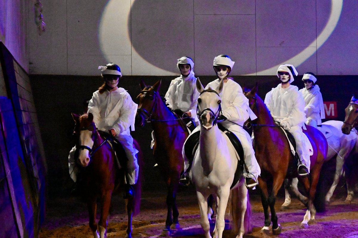 RM1837's tweet photo. Wat hebben ons Equitatus jeugdbestuuur en de jeugdcommissie (met wat hulp van de instructeurs en heeeeeeel veeeeel vrijwilligers 😉) weren fantastische show van het jeugdcarrousel gemaakt gisteren! Het was TOP! 🤩
#jeugdcarrousel #equitatus https://t.co/TTbZ41Sft7