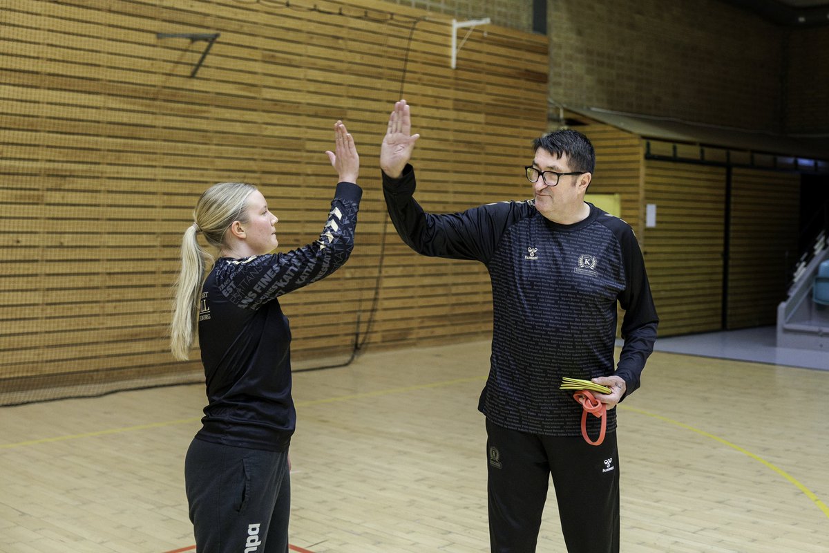 alexolau's tweet photo. Alla som följt svensk handboll under 90- och 00-talet har sett honom vid sidlinjen – men känner alla till hans på många sätt dramatiska livsresa? I morgon publicerar GP ett porträtt på Fikret Handan. Det vill ni inte missa.

📸 Nicklas Elmrin https://t.co/pux183KIVh