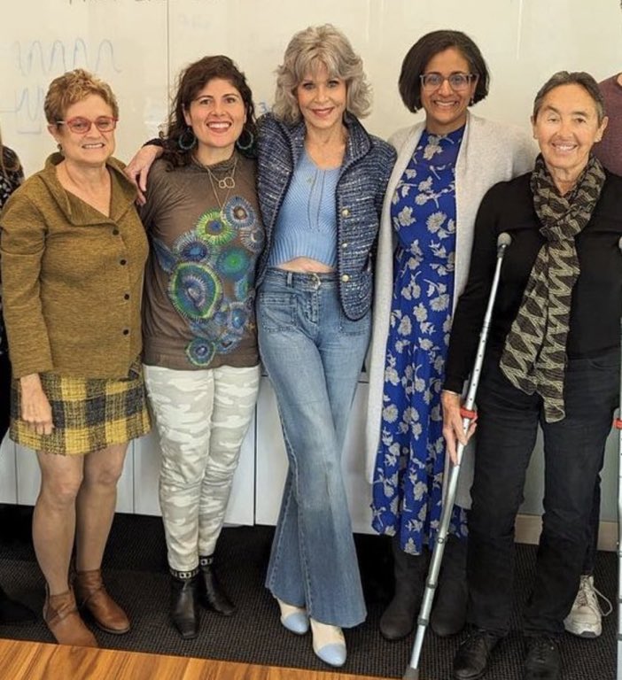 Jane Fonda, con crop top. En un mes cumple 86 años. 

A sus pies.