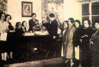 ComMadridMR's tweet photo. Nos despedimos por hoy y os damos las #BuenasNoches recordando que el 19 de noviembre de 1933 las mujeres votaban por 1ª vez en unas elecciones generales en España. 
La tenacidad de Clara Campoamor fue decisiva para la conquista de este derecho. 

https://t.co/Rl9OWHm89L https://t.co/RP6er7mTOQ
