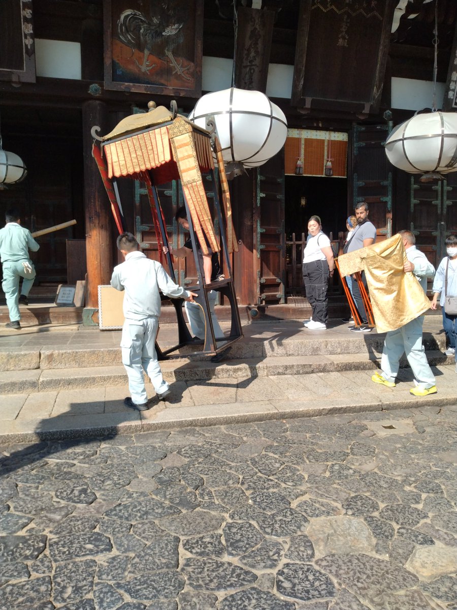 elta1024's tweet photo. 良弁僧正1250年御遠忌。３日目の法要でした。お天気も良く、大変暑かったです。法要で使ったお道具は二月堂にお片付けされました。散華も屋根から景気よくまかれて、たくさん拾わせて頂きました😊石山寺のとてもとて美しい座主様の写真も撮らせて頂き感激でした✨ https://t.co/4N8lEoJy2Q