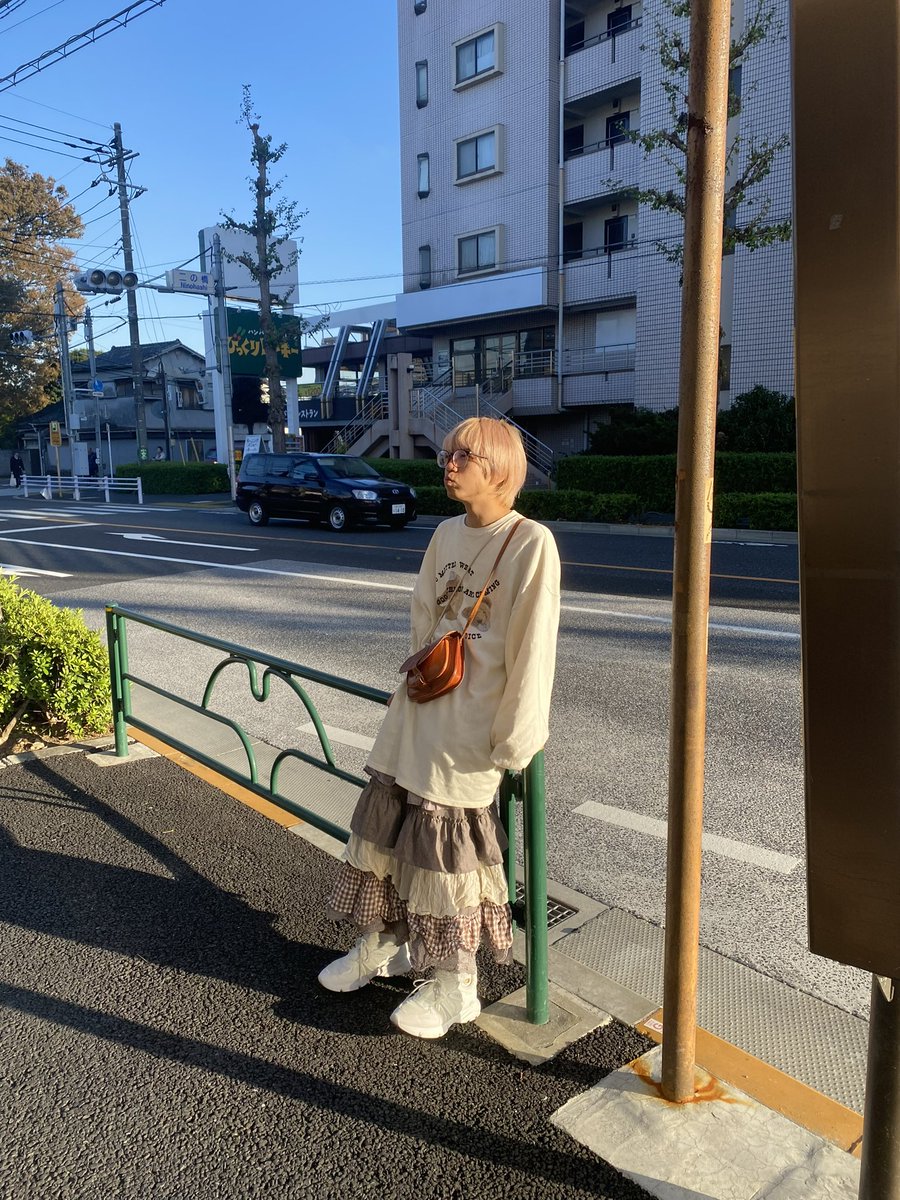 moriro_'s tweet photo. ところでもりろーはというと
最近スカートをたまに履くせいで
子どもたちに良く見られたり声をかけられます…

みなさん調子どうですか？
(投稿の仕方忘れた…) https://t.co/MDLrYKvzpM