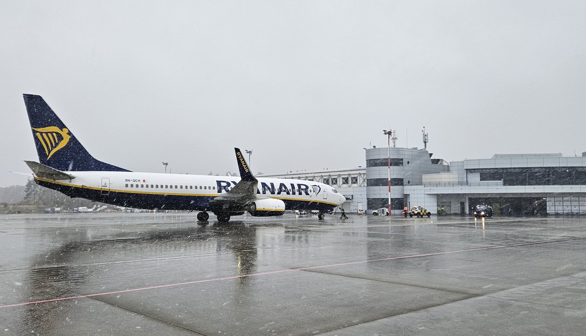 SzczecinAirport's tweet photo. Dzisiejszych pasażerów #Ryanair z @STN_Airport  przywitaliśmy na @PomZachodnie pierwszymi w tym sezonie opadami śniegu.🌨️
Jednak na ten moment trwałej zimy jeszcze nie widać, popołudniu na termometrach mamy zobaczyć nawet 9°C.😉
#LatamzeSzczecina #SZZSTN https://t.co/cCOwPO0LBl