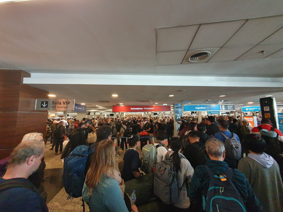 agusantonetti's tweet photo. 🇦🇷 | Esto es ahora en el Aeropuerto de Ezeiza, el gobierno no está atendiendo y está demorando a propósito el ingreso a la Argentina a todos los ciudadanos que vinieron a votar desde el exterior. Hay mínimo dos horas de espera. Empezaron las trampas de estos corruptos. https://t.co/cMtFyDd9G6
