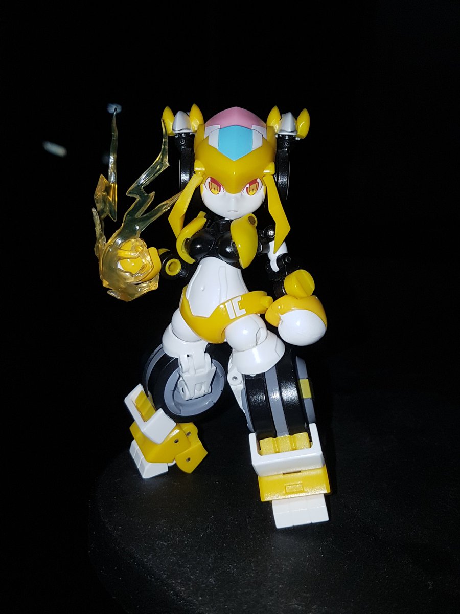 TheLocalBard's tweet photo. Pics of Thunderlight that I took earlier tonight. Still a fun toy!
#BigFirebirdToy #MagicHenshin #Thunderlight #RobotGirls #ToyPhotography https://t.co/ULffZadMe0