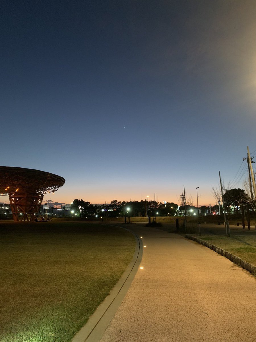 DanBlueselect's tweet photo. Nightfall of an autumn day https://t.co/NaCD69ci2b