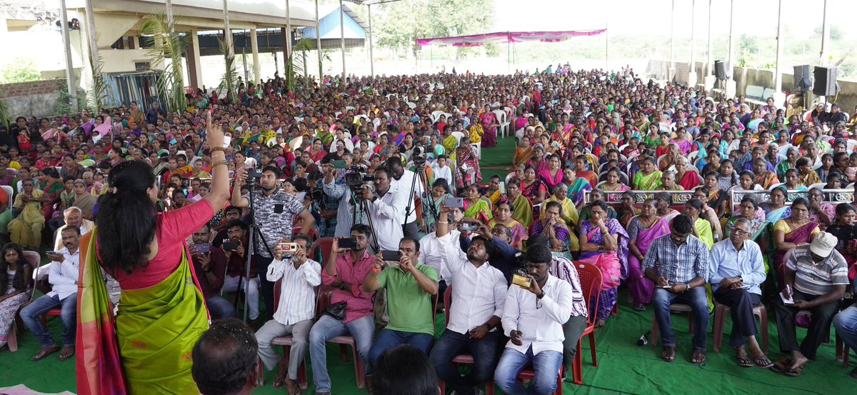 RaoKavitha's tweet photo. ధర్మపురి నియోజకవర్గంలో మహిళలను కలిసి ముచ్చటించటం... వారి కష్టసుఖాలను తెలుసుకోవటం ఆనందం కలిగించింది.
ఔర్ ఏక్ బార్ కేసీఆర్ సర్కార్
@Koppulaeshwar1 @BVenkateshNetha
#KCROnceMore
#VoteForCar
#JaiTelangana https://t.co/MPSC2NqzIe