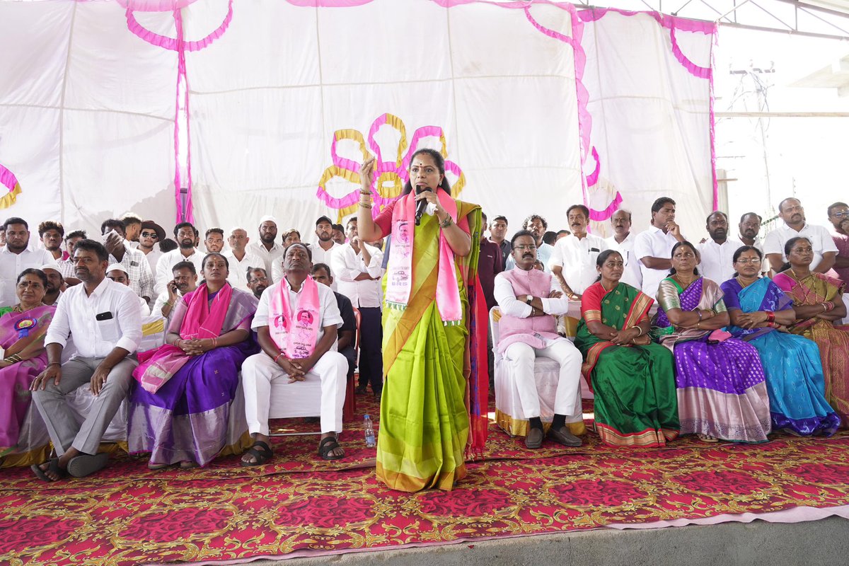 RaoKavitha's tweet photo. ధర్మపురి నియోజకవర్గంలో మహిళలను కలిసి ముచ్చటించటం... వారి కష్టసుఖాలను తెలుసుకోవటం ఆనందం కలిగించింది.
ఔర్ ఏక్ బార్ కేసీఆర్ సర్కార్
@Koppulaeshwar1 @BVenkateshNetha
#KCROnceMore
#VoteForCar
#JaiTelangana https://t.co/MPSC2NqzIe