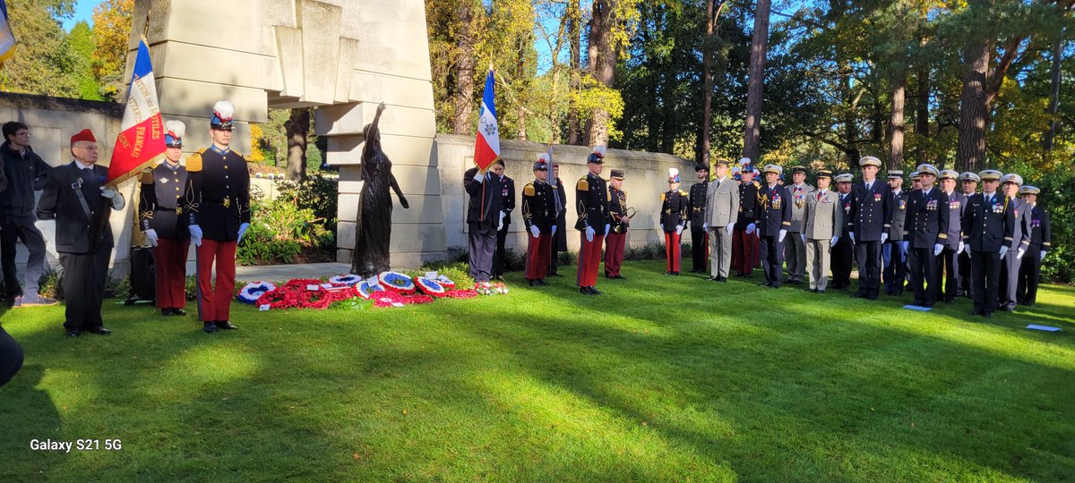 The AFHG Annual Remembrance Lunch at  the Royal Air Force Club is always preceded by a visit to the RAF Bomber  Command Memorial in Green Park, London. This year 50% of attendees came  from France and took part in the French Remembrance event at Brookwood,  the following day