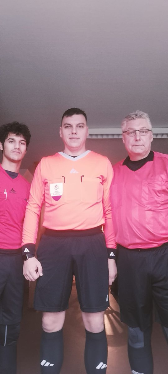 FCMotorNBGDSued's tweet photo. Rudi aus Costa Rica 🇨🇷 gemeinsam mit Serxho aus Albanien 🇦🇱 an der Linie am Sonnabend in Mirow und Yauhen aus Weißrussland 🇧🇾 am Sonntag in Penzlin gaben als Schiedsrichter in der KOL ihr Debüt.
Wir freuen uns riesig, das unser Schiedsrichterpool international weiter anwächst.⚽️ https://t.co/MmnJUqV6uT