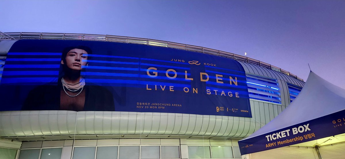 skouklaaa07's tweet photo. 📍Jangchung Gymnasium,  Golden Poster are up, im so EXCITED for tomorrow 💜🙏

#GOLDEN_JungKook #JUNGKOOK https://t.co/cszxbdtLRn