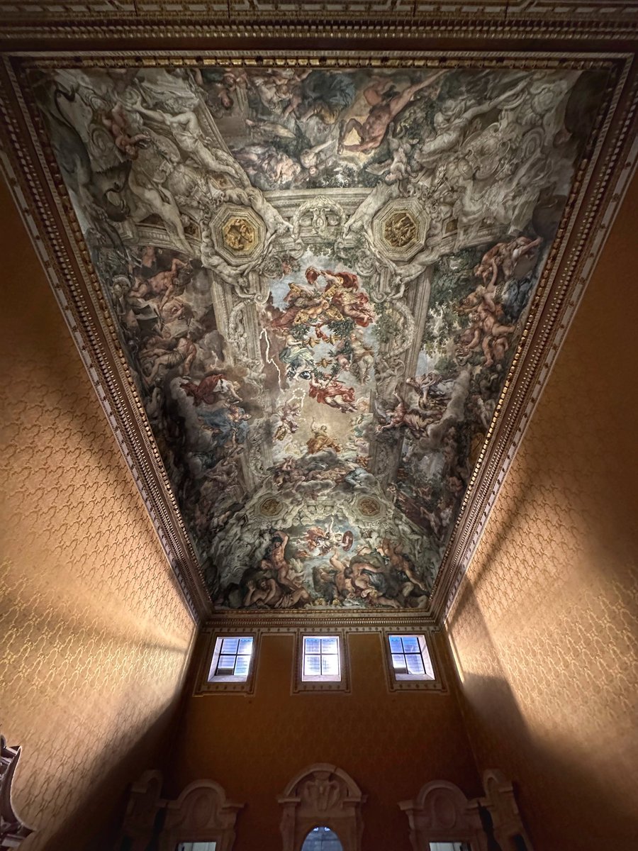 Allegory of Divine Providence and Barberini Power by Pietro da Cortona, Palazzo Barberini

It was impossible to do this most spectacular ceiling justice - on this occasion it was out of the question to lay on my back in the centre of the room to take the pic 😅

#CeilingsOnSunday