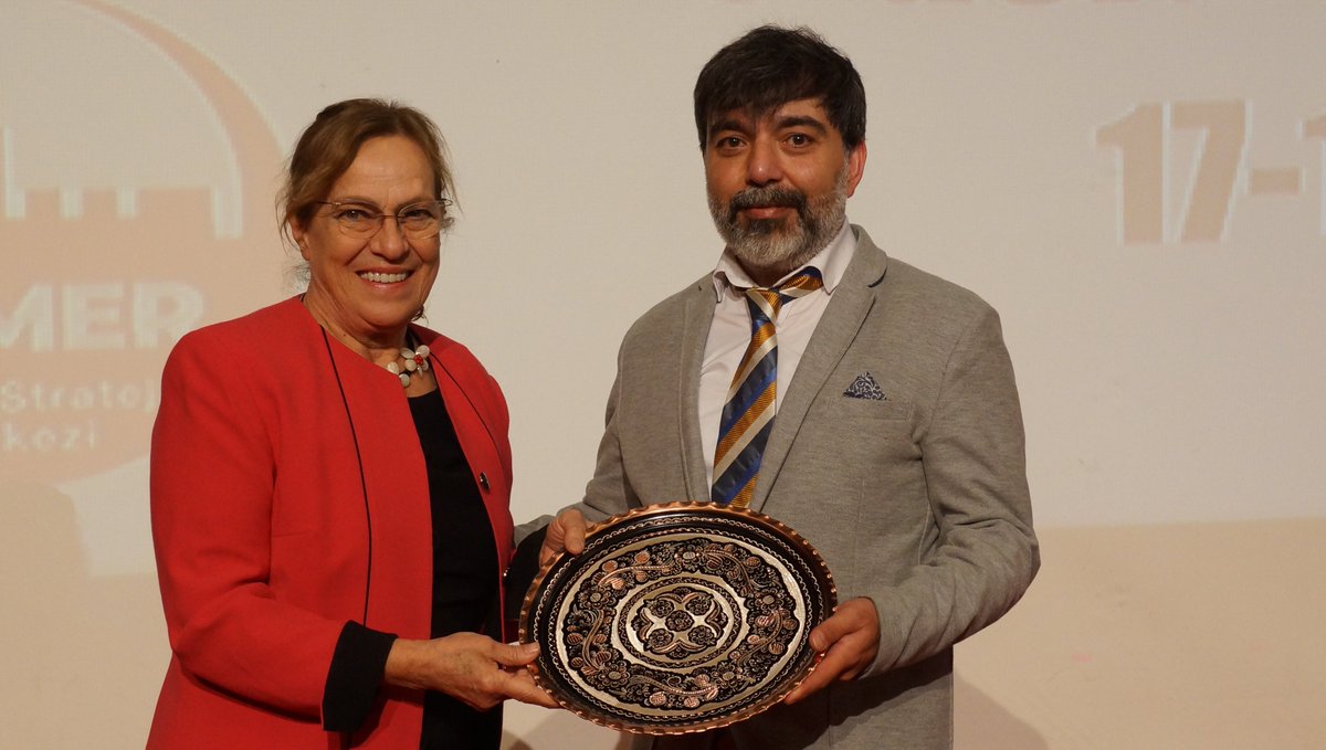 usmerstrateji's tweet photo. "21. Yüzyıl Asya'sında Devlet" başlıklı altıncı oturum başarıyla tamamlandı.

USMER Başkanı Şule Perinçek, konuşmacılara ödüllerini takdim etti. https://t.co/I4Dvgb7CFd