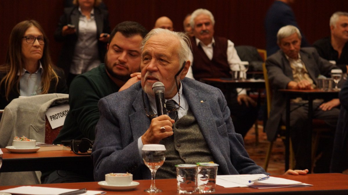 usmerstrateji's tweet photo. Prof. Dr. İlber Ortaylı ve Müstafi Tümamiral Cihat Yaycı'nın da soru ve katkılarıyla altıncı oturumumuz devam ediyor. https://t.co/rUb4LoZzaP