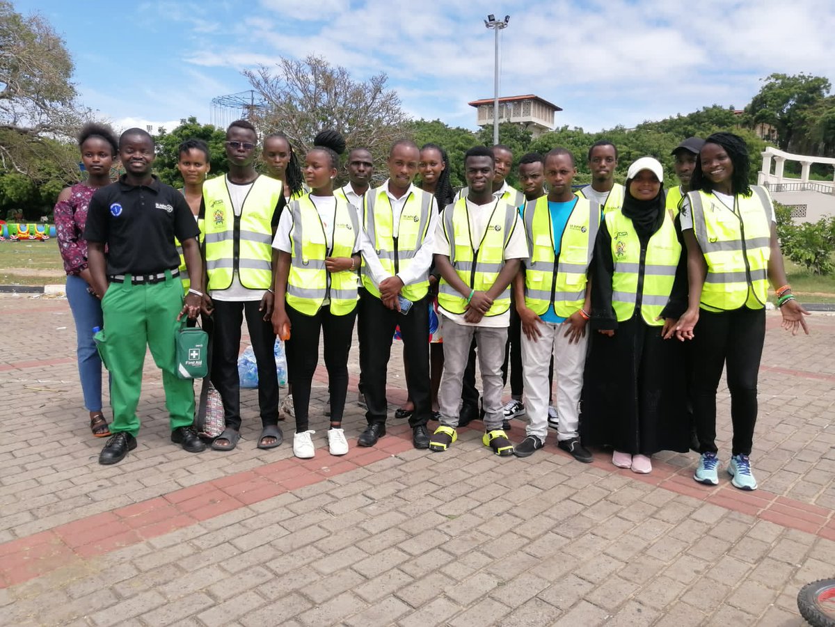 ST_JOHNMOMBASA's tweet photo. Today, we joined the world in remembering road crash victims at Mamangina Ocean Drive. Our dedicated team showed up to honor those who have lost their lives and to promote road safety. Keep up with road safety rules, make our roads safer for everyone. #RoadSafety #Worlds2023 https://t.co/A11uS36vuS