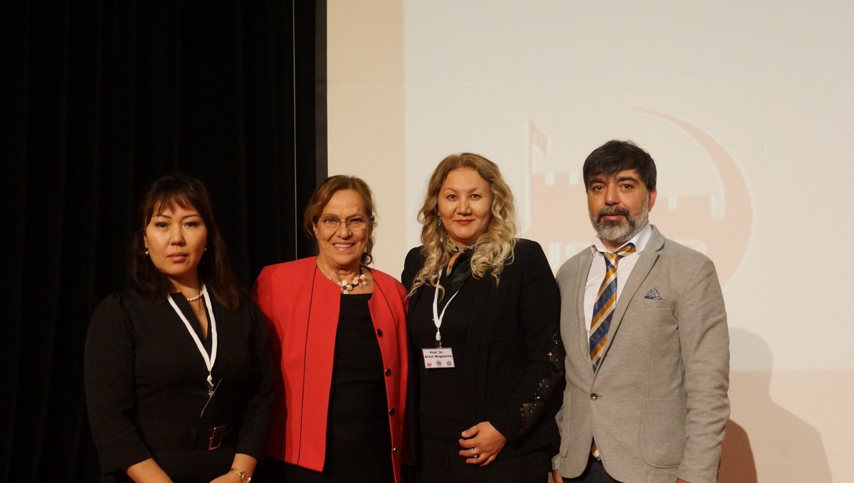 "21. Yüzyıl Asya'sında Devlet" başlıklı altıncı oturum başarıyla tamamlandı.

USMER Başkanı Şule Perinçek, konuşmacılara ödüllerini takdim etti.