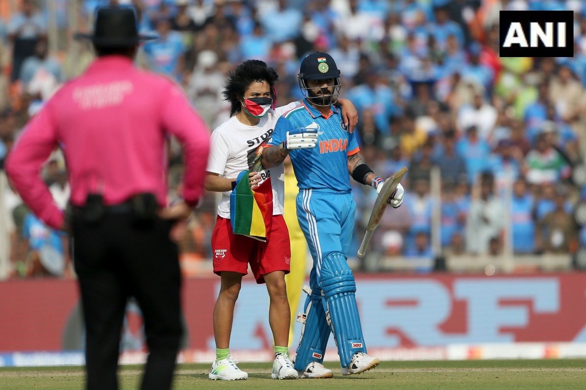#ICCCricketWorldCup | Security breach during the India versus Australia ICC World Cup 2023 Final match, in Ahmedabad after a spectator entered the field to meet Virat Kohli