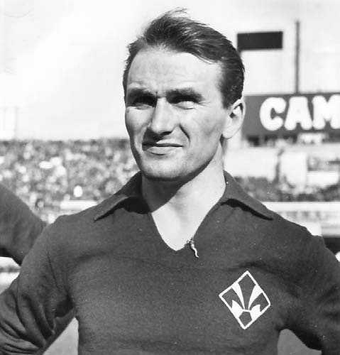 voltasport's tweet photo. 🇸🇪 Kurt Roland 𝗛𝗔𝗠𝗥𝗜𝗡
📍 Estocolmo, 19/11/1934
🏟 Delantero 🌍 @svenskfotboll (32)
👕 @AIKfotboll @juventusfc @PadovaCalcio @acffiorentina @acmilan @sscnapoli @IFKStockholmSK
El sueco, leyenda de la AC Fiorentina, es el octavo máximo goleador histórico de la Serie A. #SWE https://t.co/XT0HJGU12u