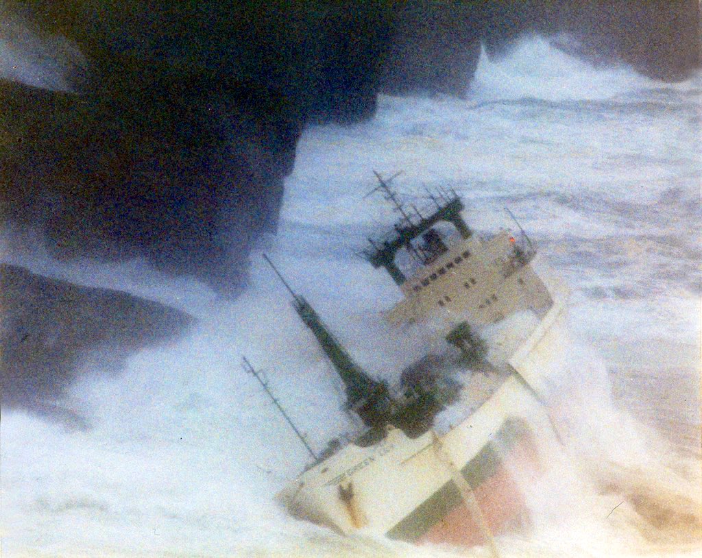 JMScotAmb's tweet photo. Today we remember the courage &amp; sacrifice of Winchman Billy Deacon. 

26 years ago today, he tragically gave his life, while rescuing the crew of the Green Lily. He saved 10 lives that day, but lost his own moments after ensuring the last crew members were safe. #Hero #Coastguard https://t.co/a02c94SrYE