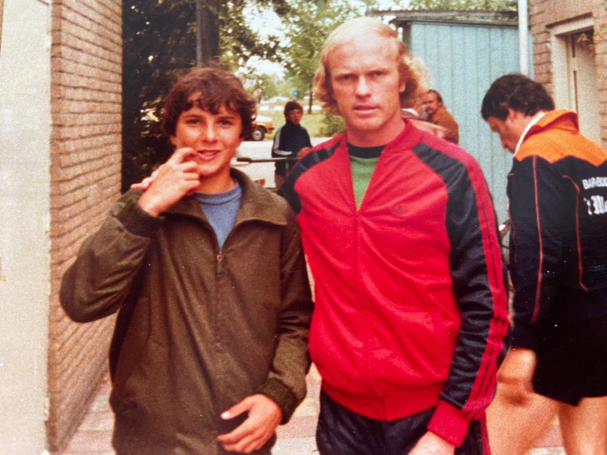 Voor <a href="/HansDouw/">Hans Douw</a> was Ruud Geels een held. "Op het voetbalveldje achter mijn flat waren de namen van Cruijff, Neeskens en Van Hanegem snel gekaapt. Maar ik was Ruudje. Ruudje Geels. Ik kon die naam altijd zonder concurrentie claimen. En dat terwijl de spits uit Haarlem