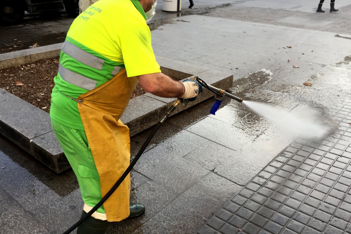 bcn_ajuntament's tweet photo. Activada la fase d'excepcionalitat del Protocol per #BCNSequera.
💦 Els serveis de neteja de #CuidemBCN usen la mínima aigua indispensable, evitant la potable.
🚛 Els equips amb vehicles cisterna carreguen només aigua freàtica.
ℹ️ Més informació a https://t.co/k5Al9BuDiR https://t.co/dykMfnoKpQ