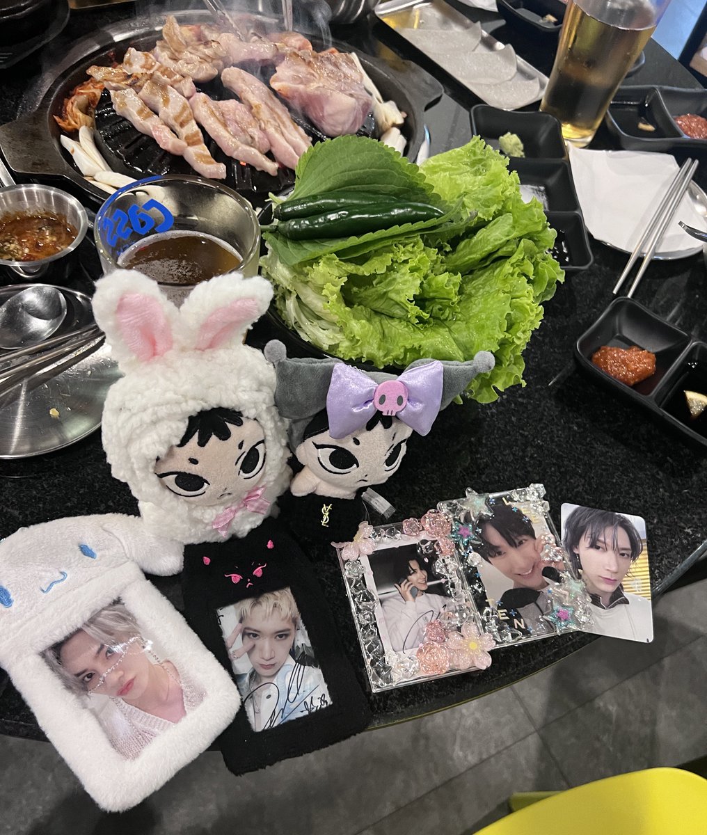 TEN_10ve's tweet photo. 방콕 압구정그릴에서 글로벌 텐프들과 샤프 회동 🤍 
@dejunxxbb @fairy10t @rurutenten0227 

#apgujeonggrill https://t.co/1xCYzh3aXN