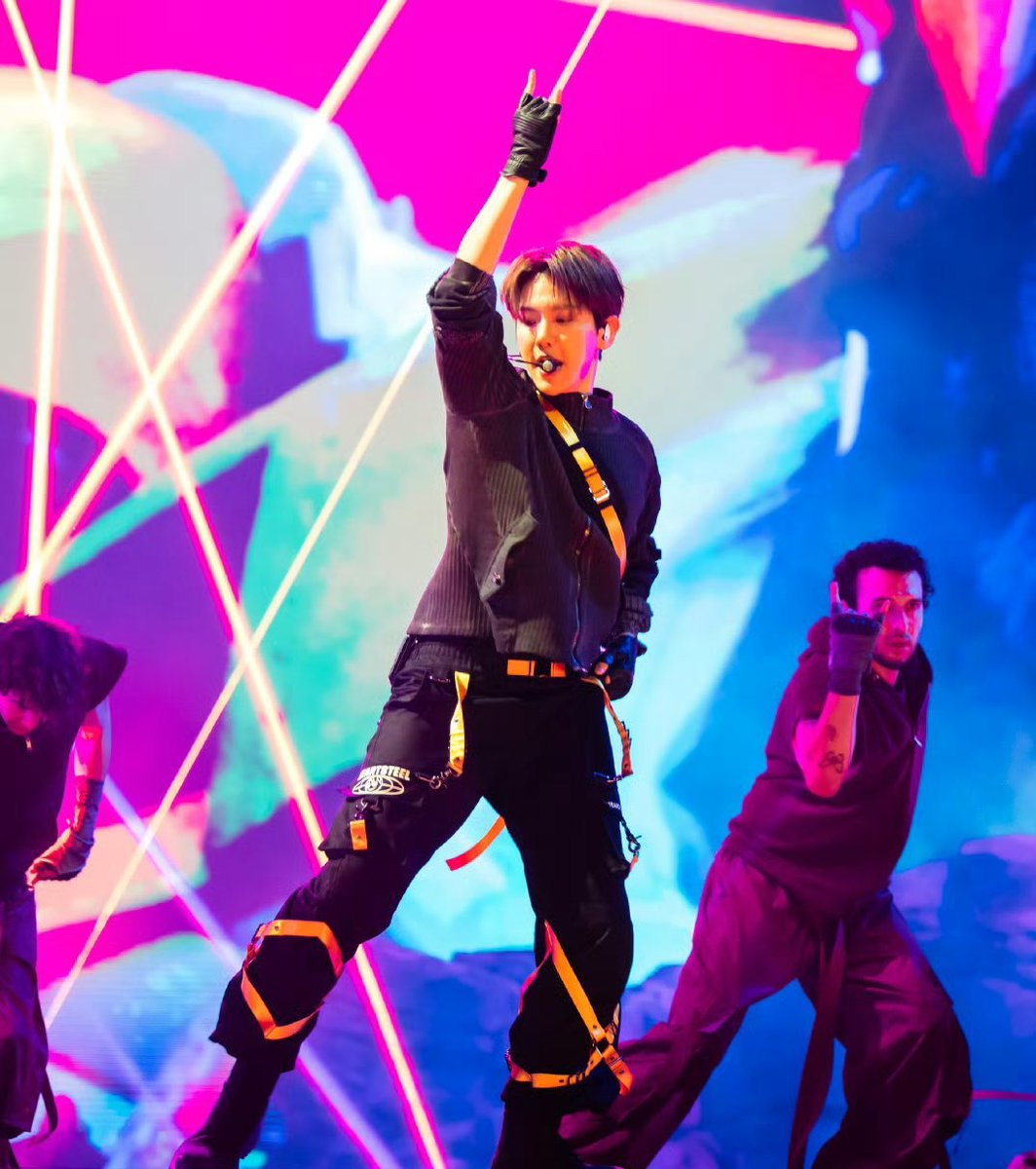 EXO_Brasil's tweet photo. [GALERIA|📷] 19.11.23 - @weareoneEXO 

#BAEKHYUN no debut stage de HEARTSTEEL 

Cr. Baekexoist

#EXO #엑소 

~Loey https://t.co/UAYKXCXgec