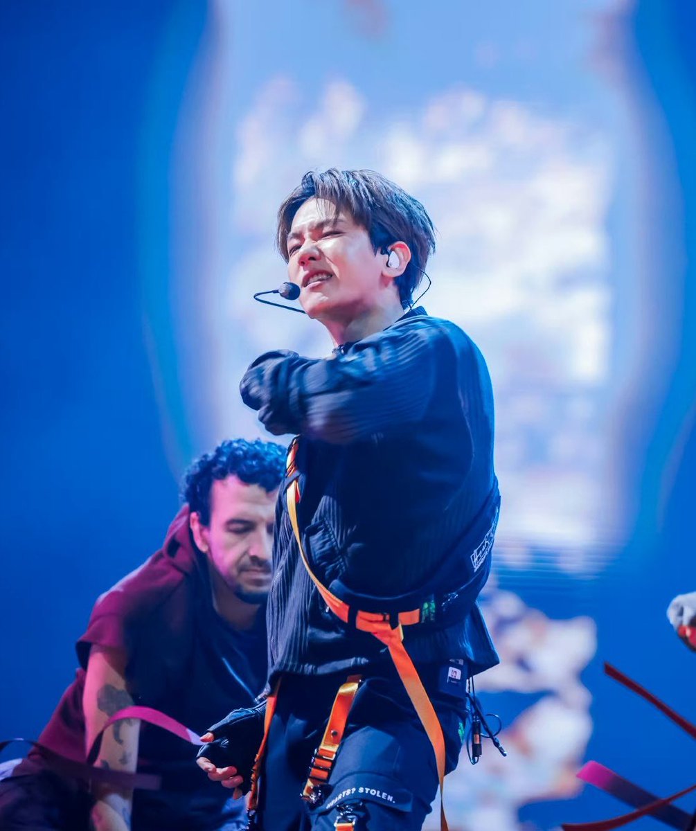 EXO_Brasil's tweet photo. [GALERIA|📷] 19.11.23 - @weareoneEXO 

#BAEKHYUN no debut stage de HEARTSTEEL 

Cr. Baekexoist

#EXO #엑소 

~Loey https://t.co/UAYKXCXgec